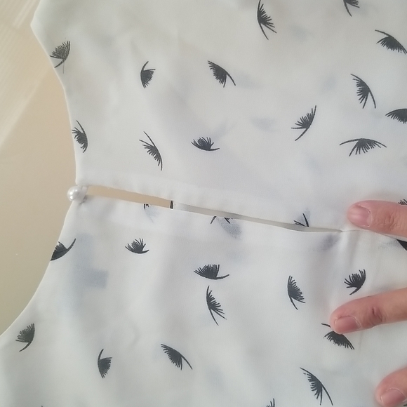 RW & CO Feather Print Crepe Sleeveless Blouse - Picture 6 of 6